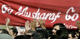 Protestující požadují Mušarafův odchod