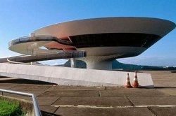 Niemeyerem navržené Muzeum současného umění v Nitéroi připomíná UFO.