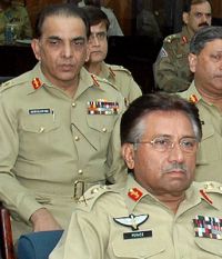 Pákistánský prezident Parvíz Mušaraf (vpředu)
