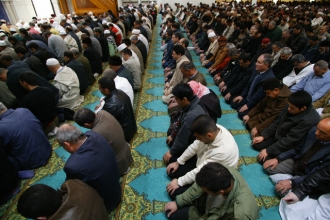 Muslimové ve Velké mešitě ve francouzském Lyonu.