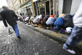 Mohamedáni se modlí o ramadánu v Paříži.