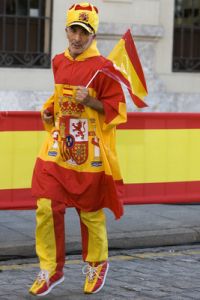 Obyvatel Ceuty, vítající krále oděn do španělské vlajky