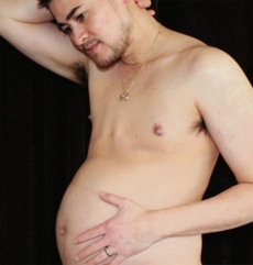 Thomas Beatie s těhotenským břichem.