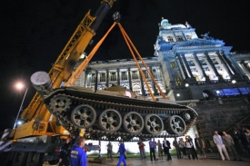 Na muzeum znovu míří ruský tank.