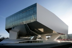 Futuristická budova stojící na třech betonových plířích se jakoby vznáší nad okolím.