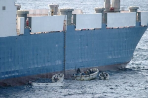 Somálští piráti se zmocňují lodi Faina s tanky na palubě.