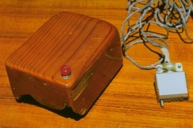 Dřevěný kvádr s jedním tlačítkem - první počítačová myš z roku 1968.