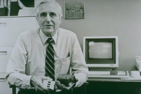 Douglas Engelbart s prvními počítačovou myší.