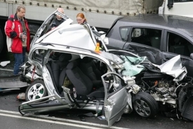 Počet nehod a smrtelných úrazů na silnicích v Česku přibývá.