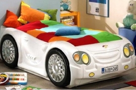 Dětskou postel ve tvaru auta seženete u firmy Nábytek ENO.