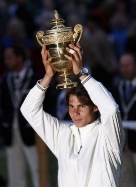 Rafael Nadal s trofejí pro vítěze Wimbledonu.