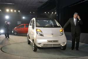Ratan Tata, šéf Tata Motors, představuje Nano na autosalónu v Dillí.