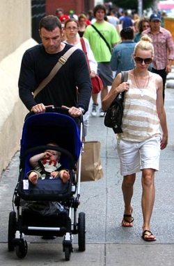Těhotná Naomi Wattsová na procházce s rodinou.