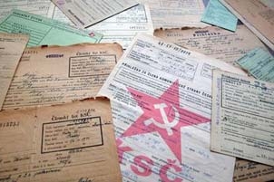 Několik dokumentů uložených v Národním archivu, včetně členské přihlášky do KSČ