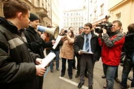 Magistrátní úředník (s megafonem) rozpouští demonstraci.