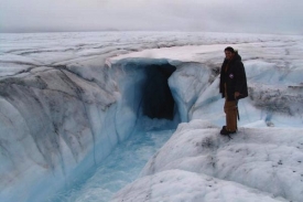 Alberto Behar u jednoho z ledovcových mlýnů.