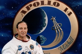Mitchell se znakem Apolla 14 před cestou k Měsíci.