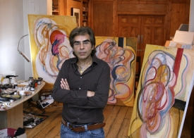 Nasser Azam ve svém ateliéru v Londýně.