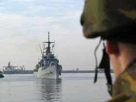 Loď NATO v Černém moři (italské plavidlo Euro).