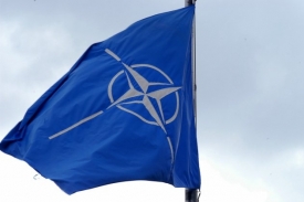 Vlajka NATO nad jeho sídlem v Bruselu.