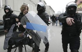 Zásah rumunské policie proti demosntrantům na summitu NATO.