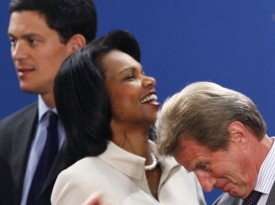 NATO v Bruselu. Zleva ministři zahraničí Miliband, Riceová a Kouchner.