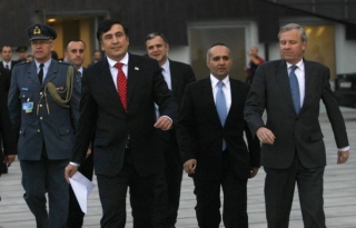 Šéf NATO Scheffer v Tbilisi s prezidentem Saakašvilim.