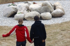 Pět let po nehodě u Nažidel se u pomníku sešli příbuzní obětí.