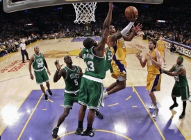 Kobe Bryant (s míčem) ve 3. finále NBA.