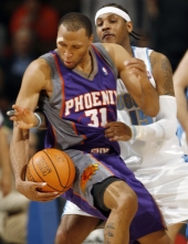 Shawn Marion (vpředu) z Phoenix Suns je faulován Carmelem Anthonym z Denver Nuggets v čtvrté čtvrtině zápasu NBA.