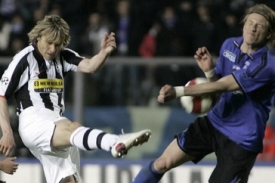 Fotbalista Juventusu Pavel Nedvěd (vlevo).