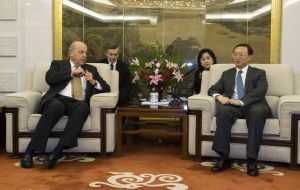 John Negroponte jedná s čínským ministrem zahraničí Jang Ťie-čchem