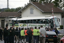 Srážka školního autobusu s vlakem si vyžádala zatím sedm životů.