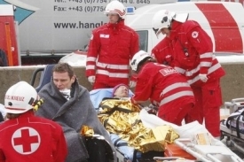 Záchranáři ošetřují zraněné.
