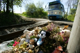 Neštěstí dodnes připomínají květiny a hračky na místě nehody.