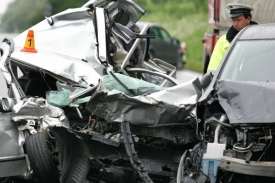 Nehoda jediného auta zavinila smrt tří lidí.