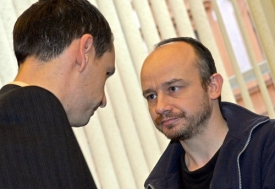 Pavel Neisser s advokátem u soudu (červen 2007)
