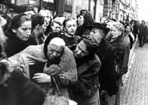 Hlad v Německu 1917. Ženě ve frontě se udělalo nevolno.