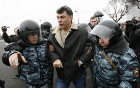 Němcov zatýkaný po předvolební demonstraci opozice