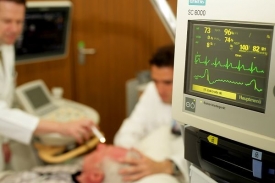 Vy&scaron;etřen&iacute; muže s mozkovou př&iacute;hodou. Nemocnice ve městě Koblenz, SRN.