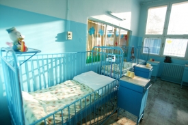 Nemocniční pokoj, v němž rodiče strávili noc na zemi vedle postýlky.