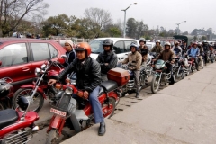 Nepálští motoristé čekají ve frontě na pohonné látky.