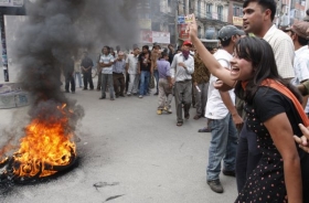 Protest v Káthmándú proti maoistům zavraždivším známého obchodníka.