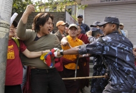 Policie zasahuje proti tibetským demonstrantům.