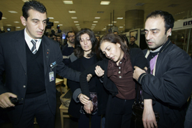 Letištní personál se snaží uklidnit příbuzné obětí.