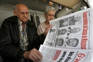 Kubánec čte noviny s novými tvářemi ve vládě.