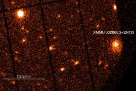 Rentgenový snímek: shluk vpravo, původně pozorovaná galaxie vlevo.