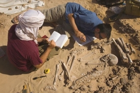 Archeologové zkoumají nově objevené pohřebiště uprostřed Sahary