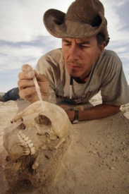 Paleontolog Paul Sereno stabilizuje lebku ženy z doby kamenné