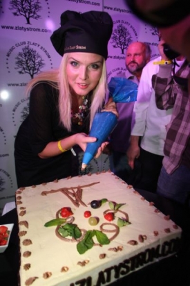 Herečka Nikol Štíbrová při zdobení marcipánového dortu.